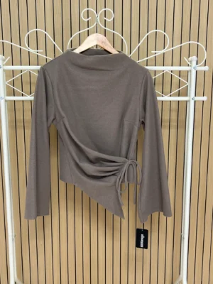 Camiseta afelpada con fruncido y lazada taupe