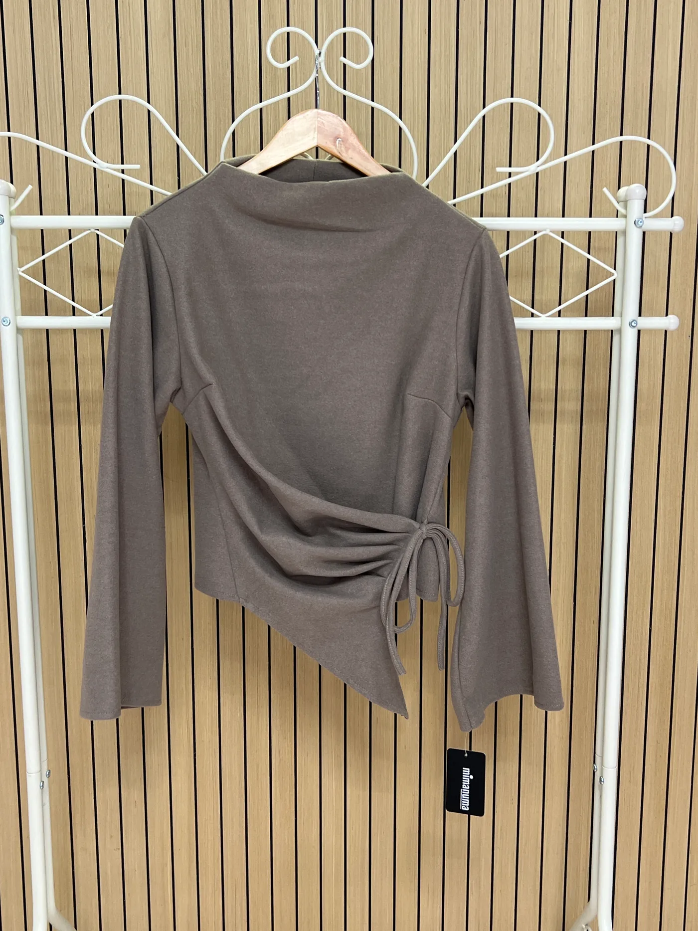 Camiseta afelpada con fruncido y lazada taupe