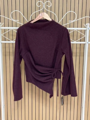 Camiseta afelpada con fruncido y lazada berenjena