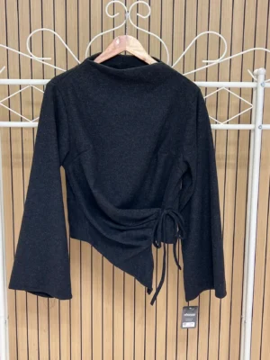 Camiseta afelpada con fruncido y lazada negra