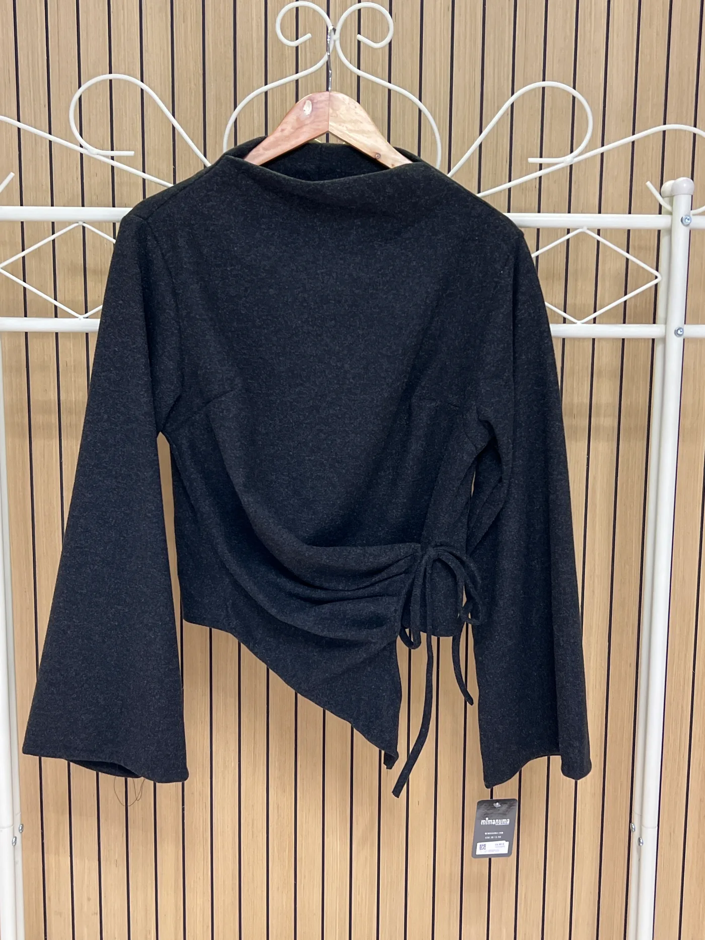 Camiseta afelpada con fruncido y lazada negra