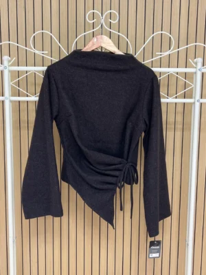 Camiseta afelpada con fruncido y lazada chocolate