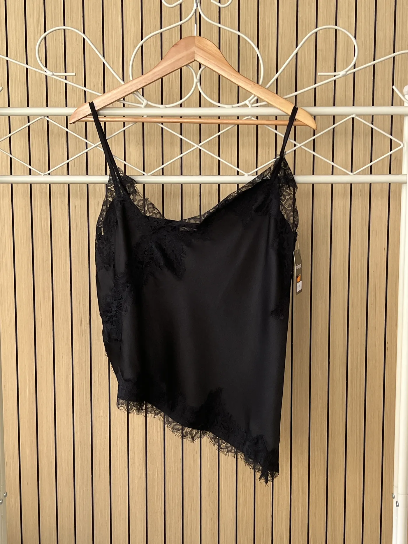 Lencera raso tirante pico encaje negra