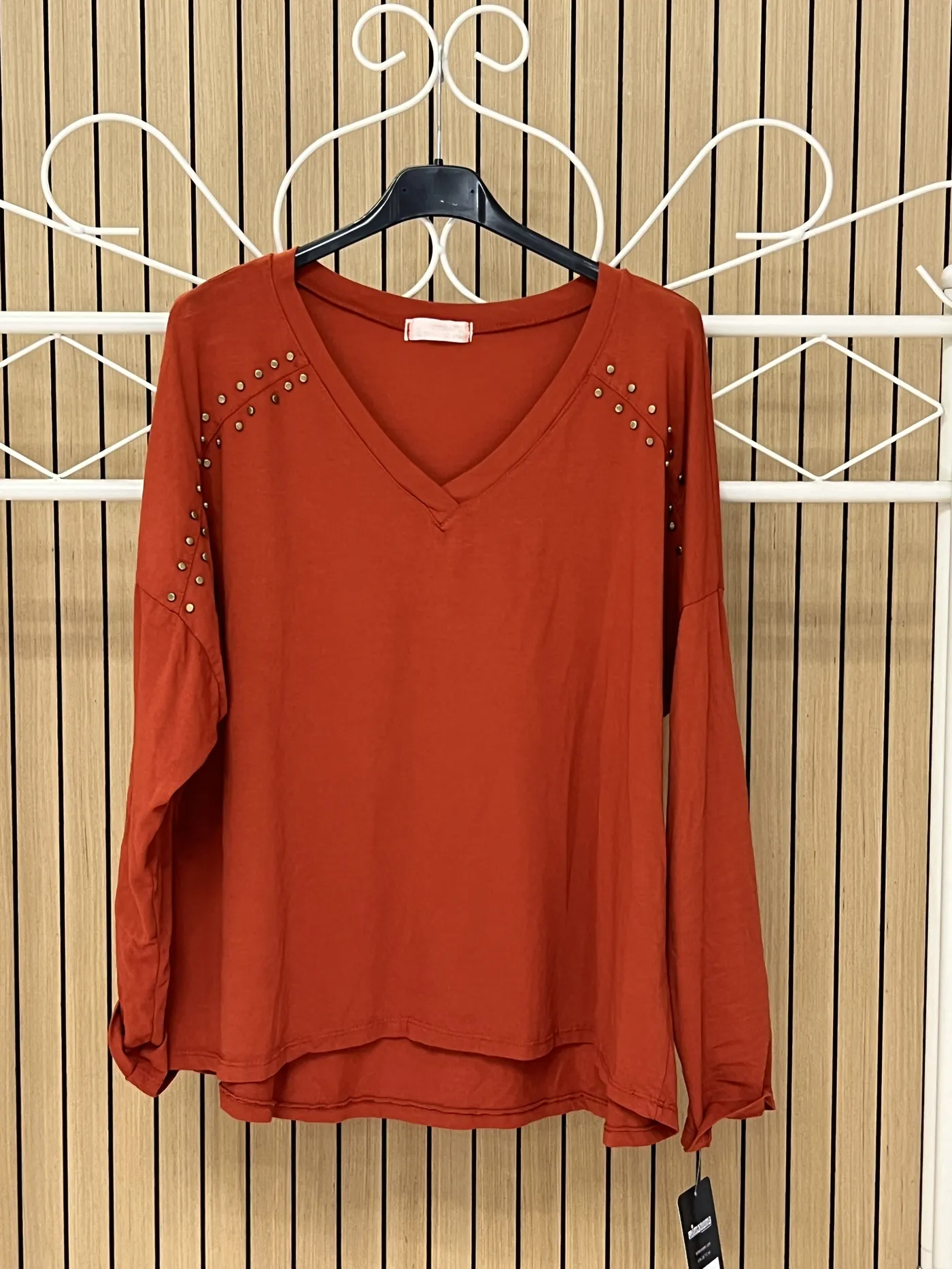 Camiseta algodón oversize escote pico tachuelas naranja
