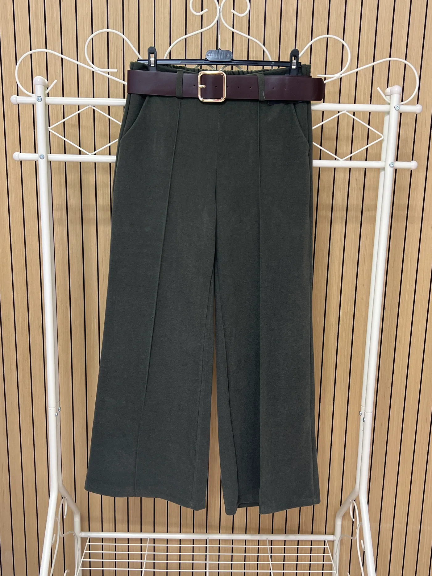 Pantalón afelpado pata recta raya + cinturón verde