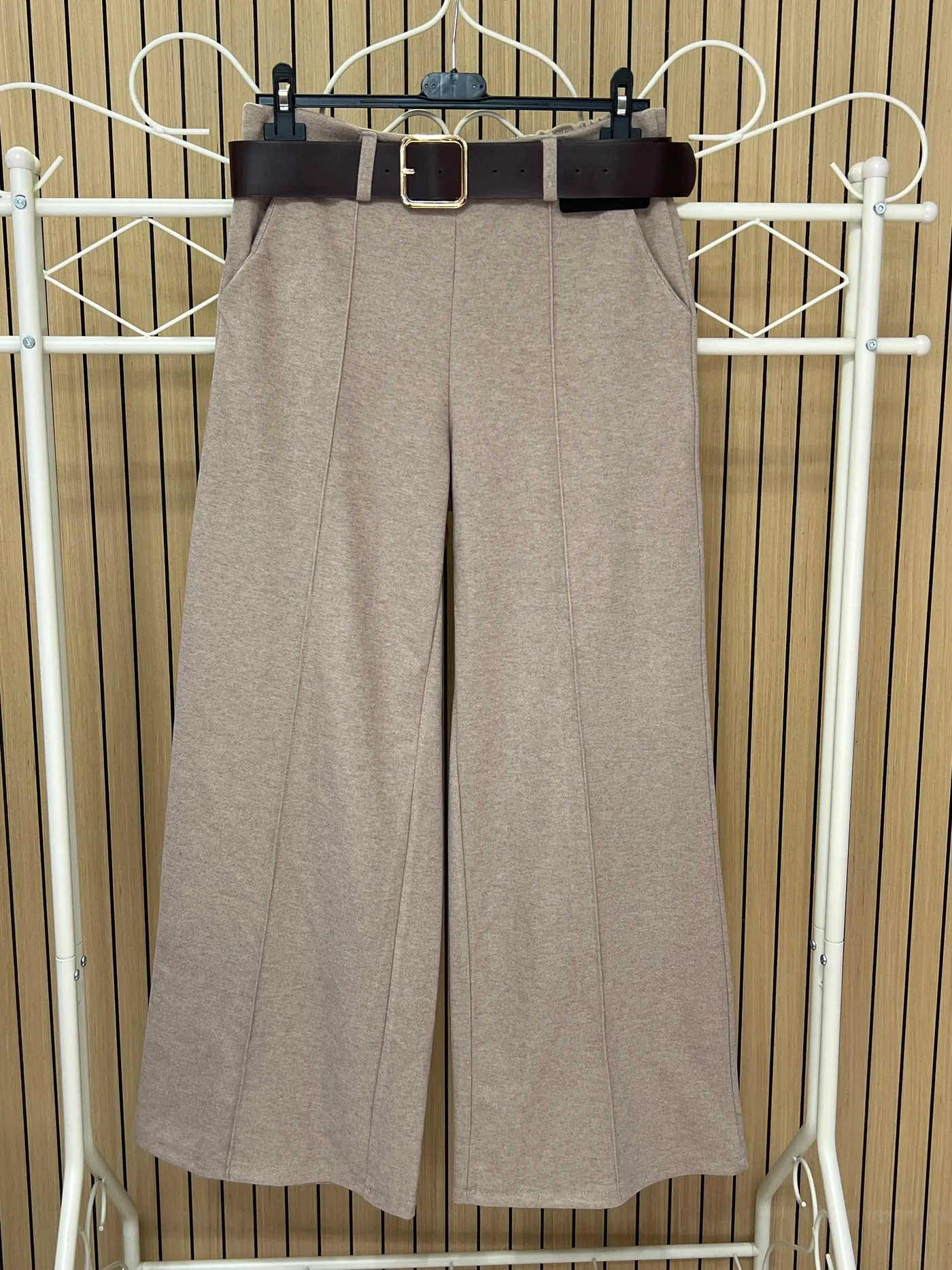 Pantalón afelpado pata recta raya + cinturón beige