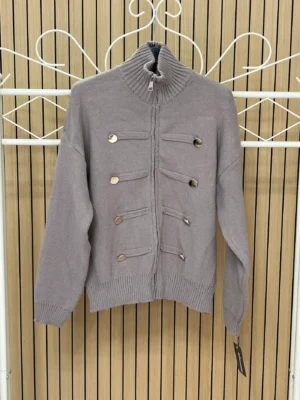 Chaqueta punto cremayera con botones taupe