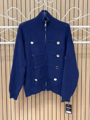 Chaqueta punto cremayera con botones azul marino