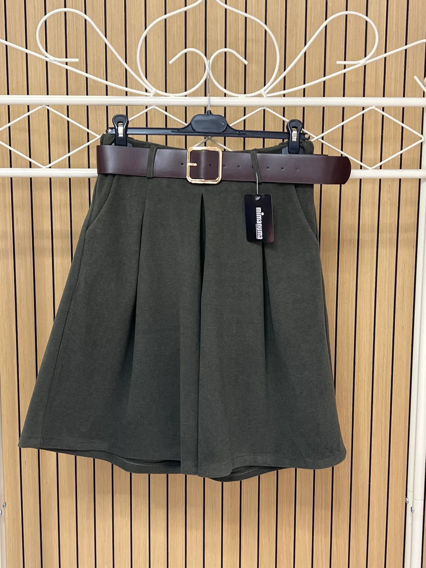 Pantalón pirata afelpado con cinturón verde
