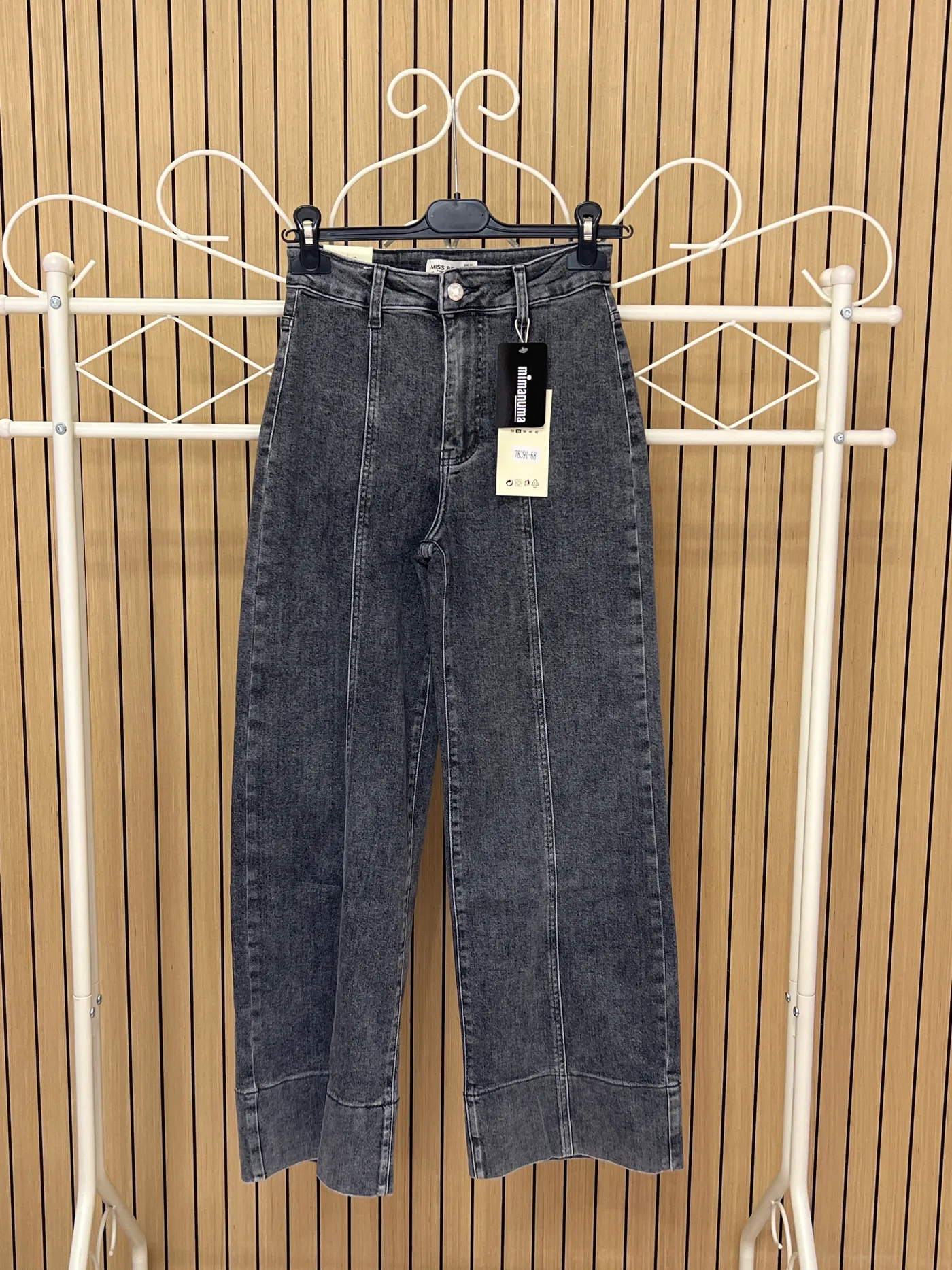Pantalón vaquero pata recta raya gris