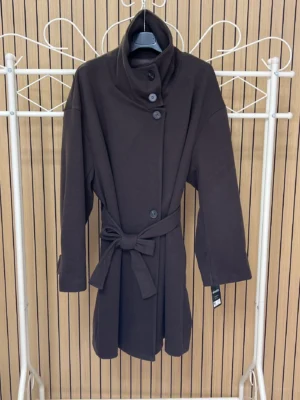 Chaqueta larga de paño cuello chimenea chocolate