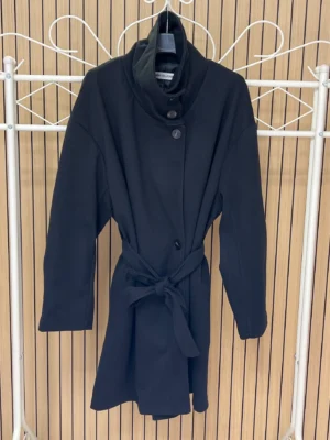Chaqueta larga de paño cuello chimenea negra