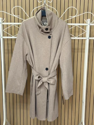 Chaqueta larga de paño cuello chimenea camel
