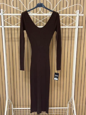 Vestido punto canalé escote pico chocolate