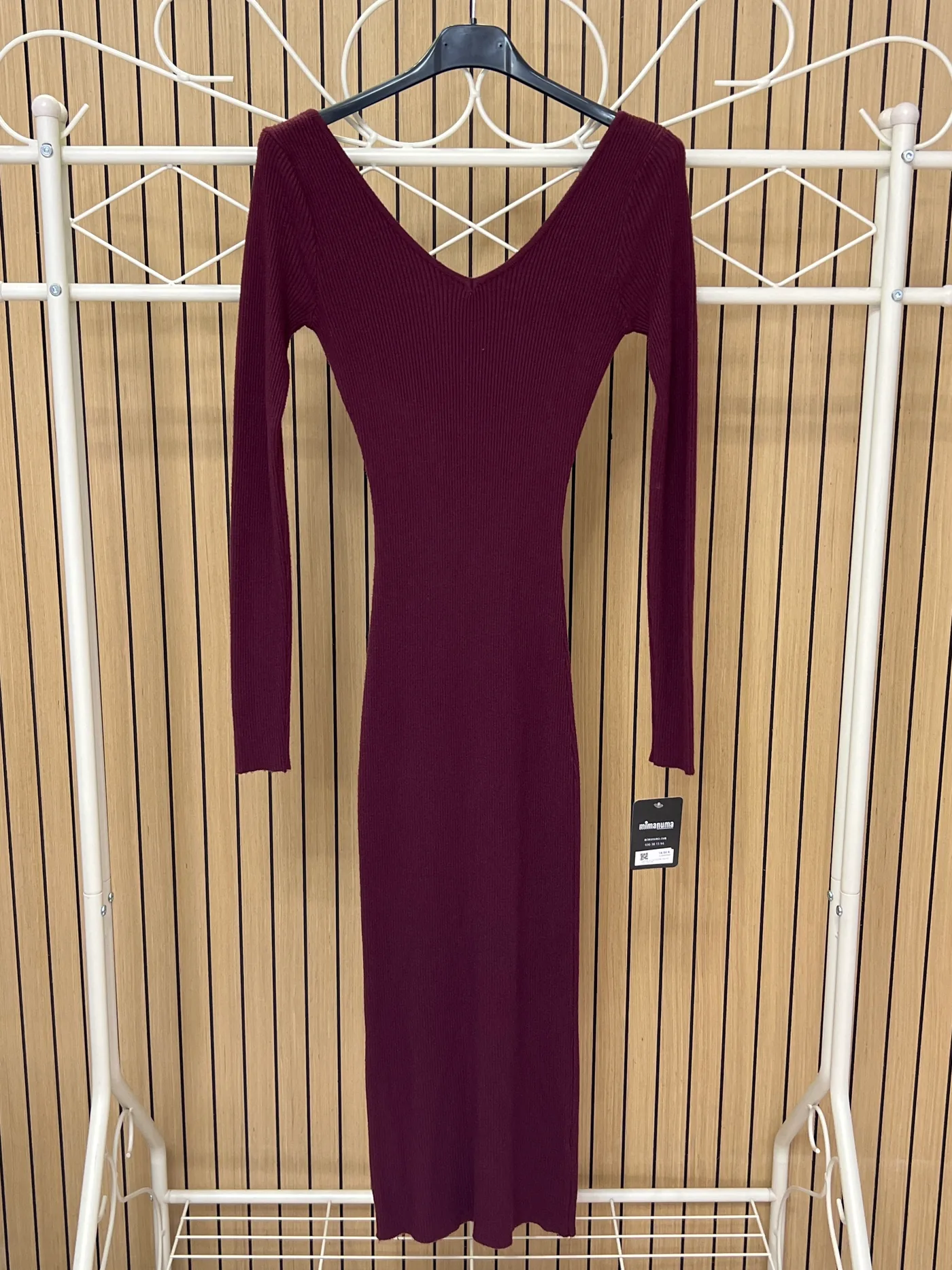 Vestido punto canalé escote pico granate