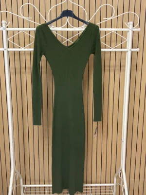 Vestido punto canalé escote pico verde
