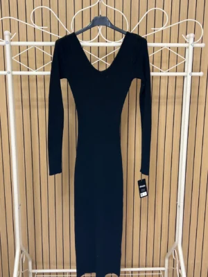 Vestido punto canalé escote pico negro