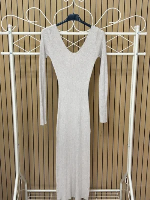 Vestido punto canalé escote pico taupe