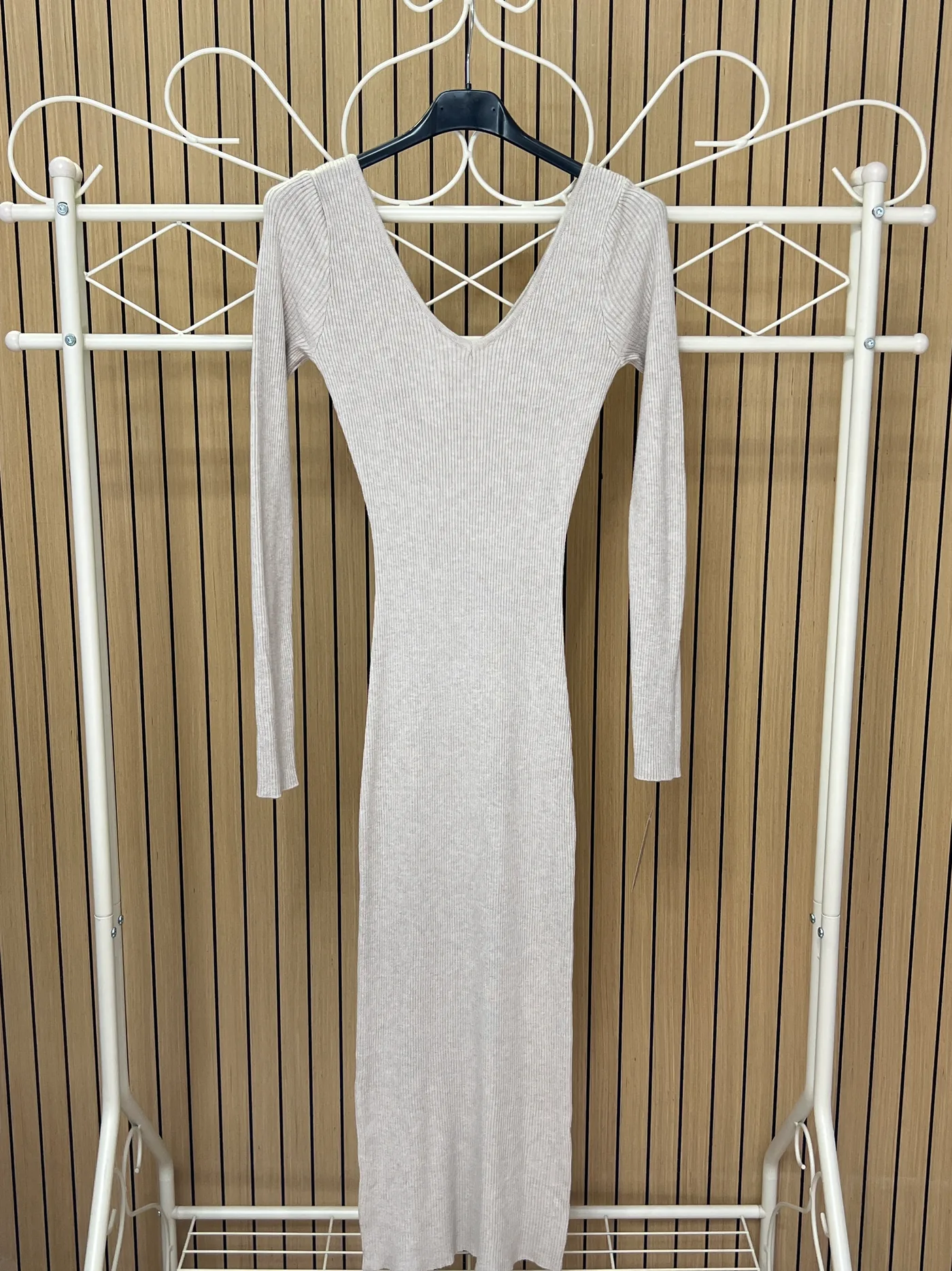 Vestido punto canalé escote pico taupe