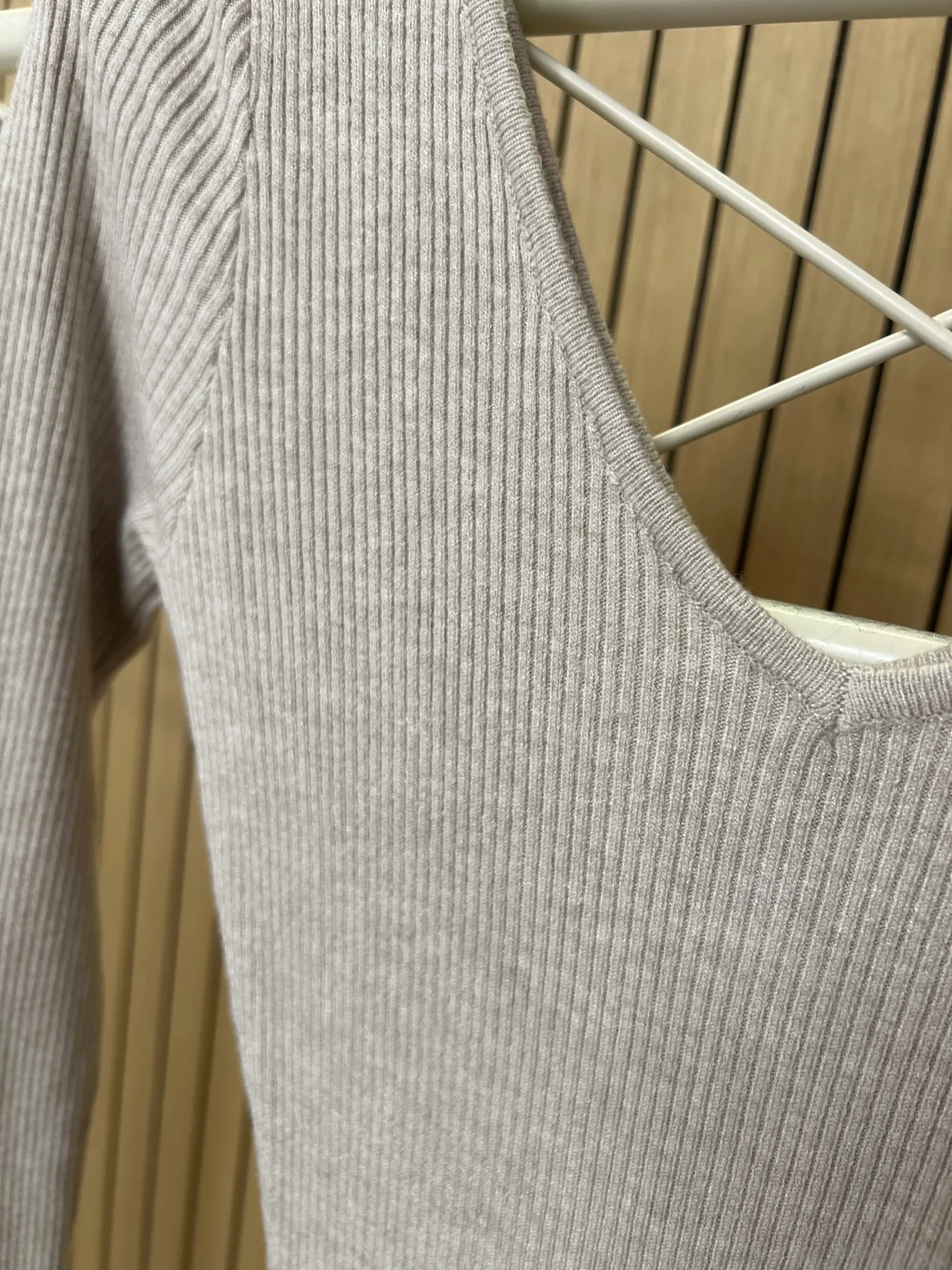 Vestido punto canalé escote pico taupe - Imagen 2