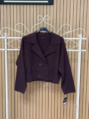 Chaqueta punto solapas 4 botones chocolate