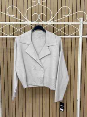 Chaqueta punto solapas 4 botones taupe