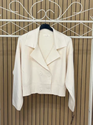 Chaqueta punto solapas 4 botones vainilla