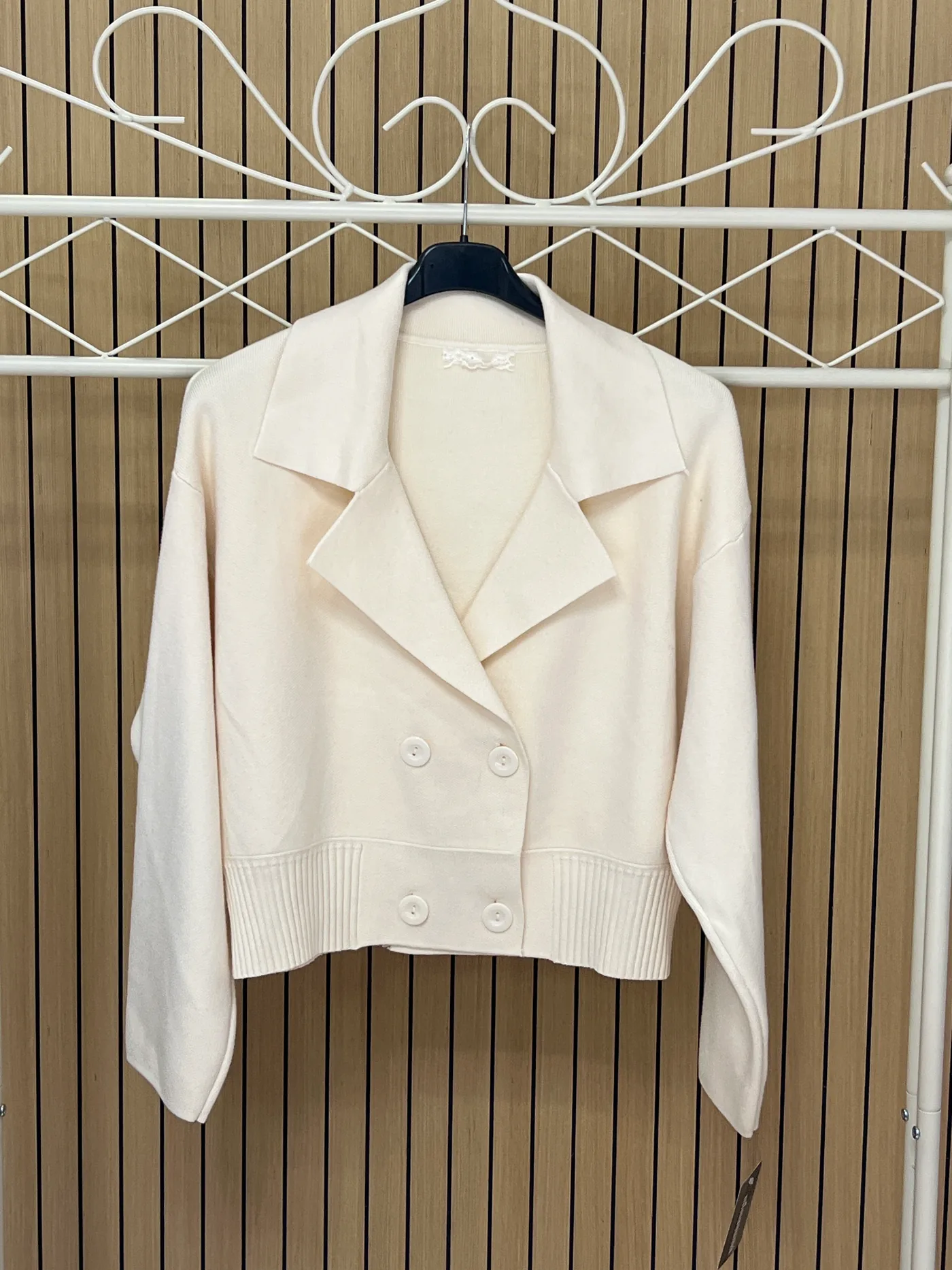 Chaqueta punto solapas 4 botones vainilla