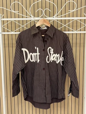 Camisa raya diplomática con letras relieve rizo chocolate