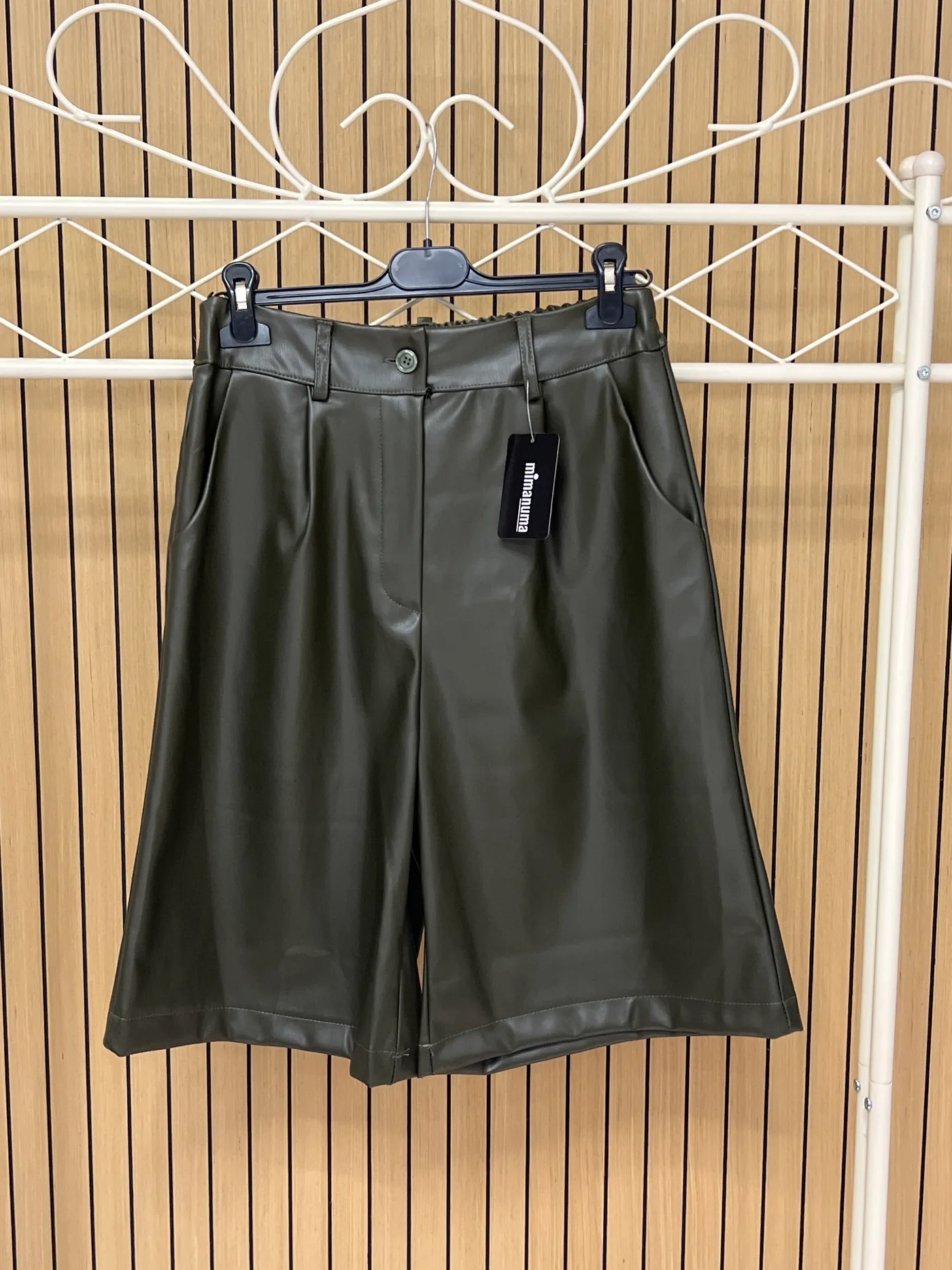 Pantalón pirata polipiel verde