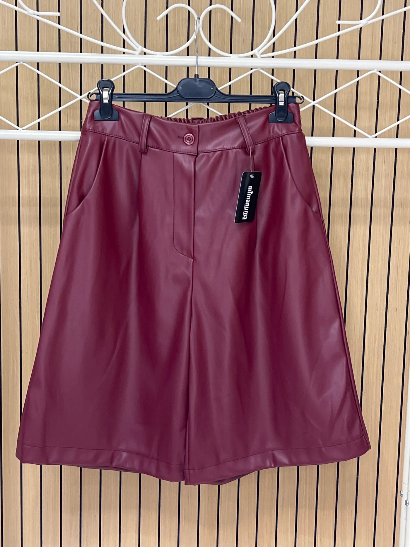 Pantalón pirata polipiel granate