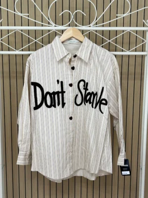Camisa raya diplomática con letras relieve rizo beige