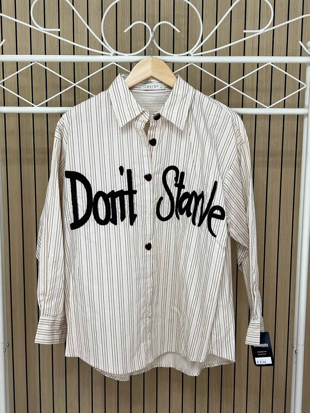 Camisa raya diplomática con letras relieve rizo beige