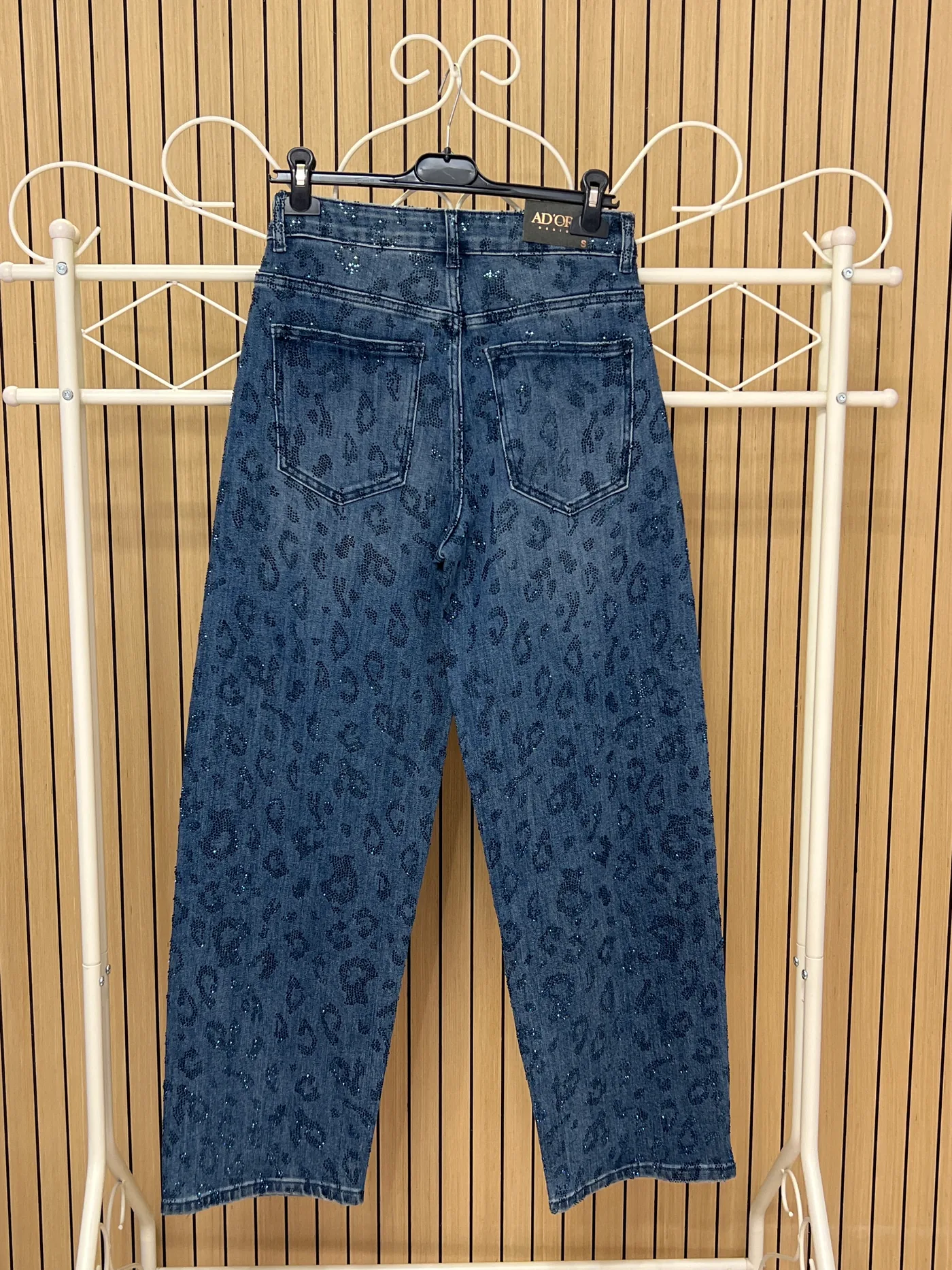 Pantalón vaquero momfit brillos leopardo - Imagen 2