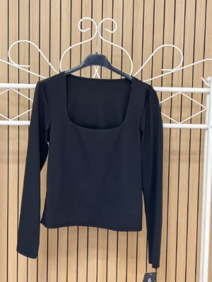 Camiseta lycra escote cuadrado negra