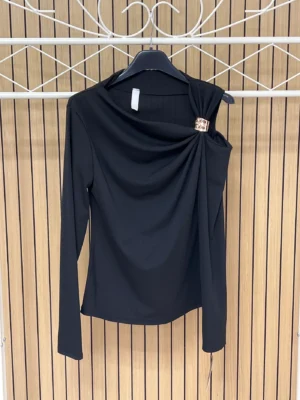 Camiseta lycra hombro descubierto anilla dorada negra