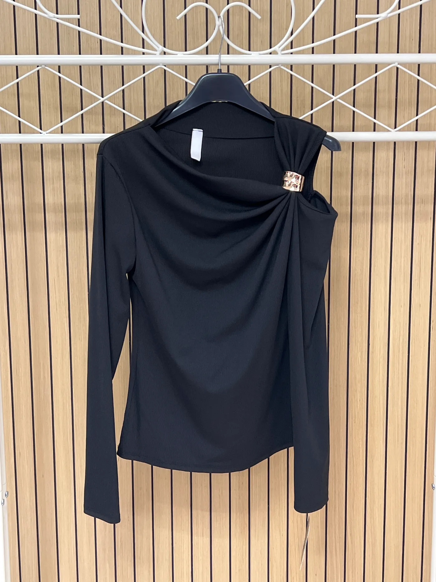 Camiseta lycra hombro descubierto anilla dorada negra