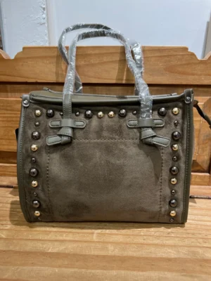 Bolso antelina verde caqui con tachuelas