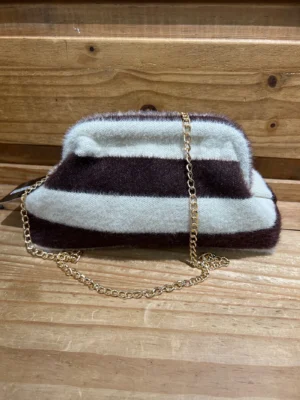 Bolso concha rayas marron y beige con pelitos