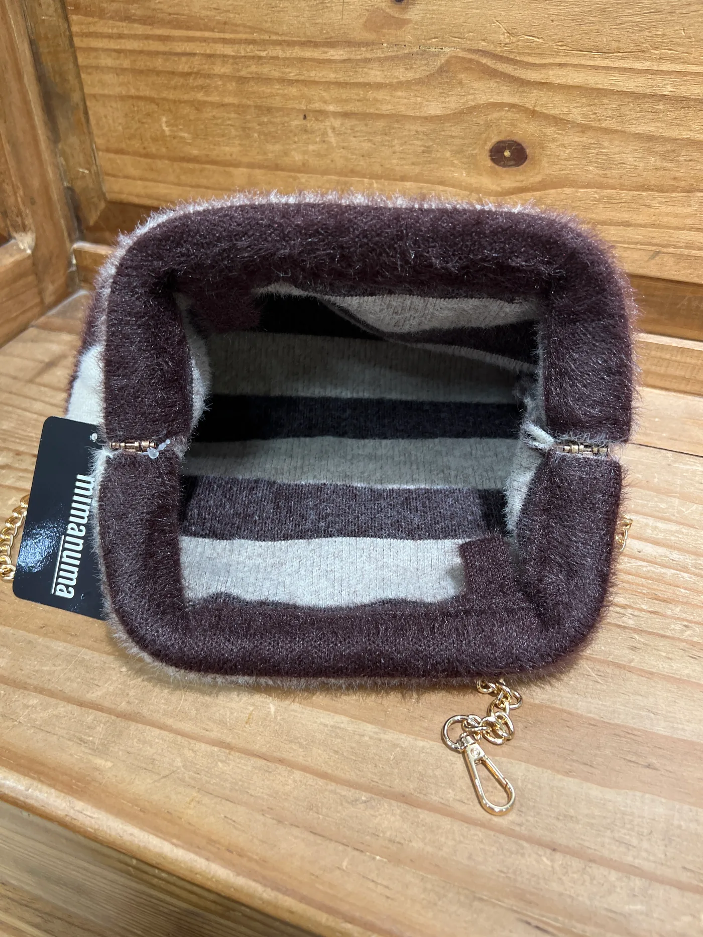 Bolso concha rayas marron y beige con pelitos - Imagen 2