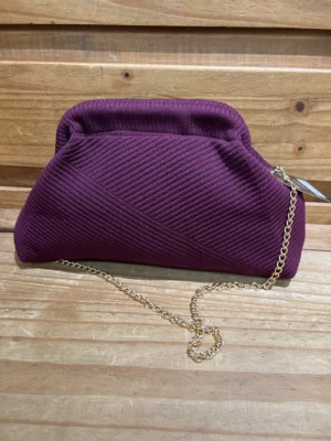 Bolso relieve rayas berenjena