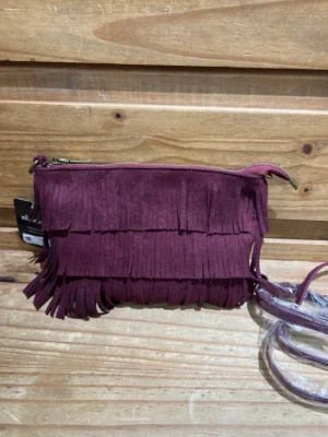 Bandolera antelina con flecos berenjena