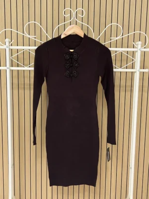 Vestido manga larga punto botones hilo en escote chocolate