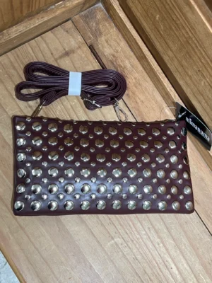 Bandolera polipiel tachuelas vino