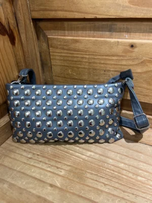 Bandolera polipiel tachuelas gris