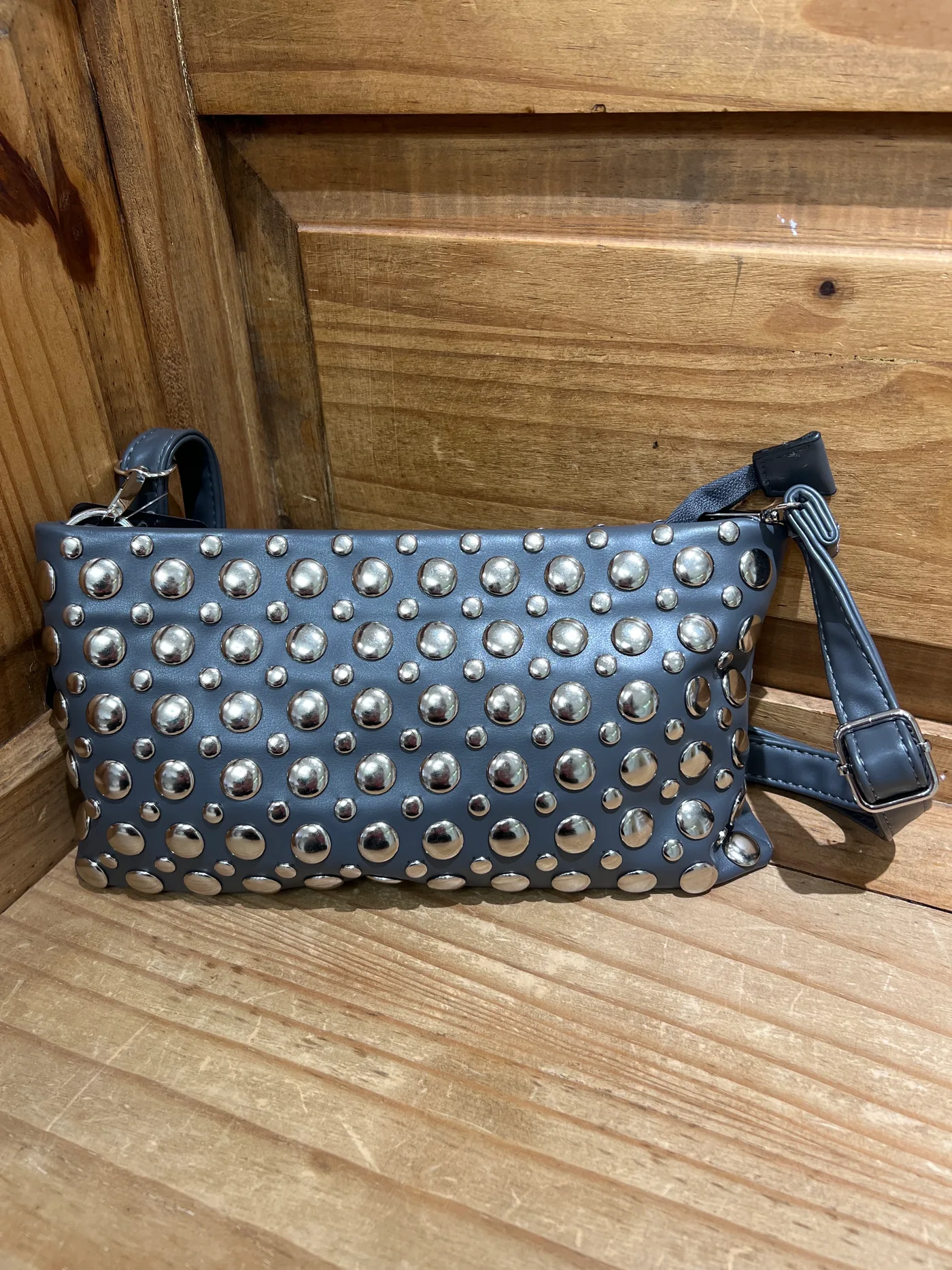 Bandolera polipiel tachuelas gris