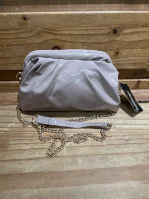 Bolso concha charol cadena dorada taupe