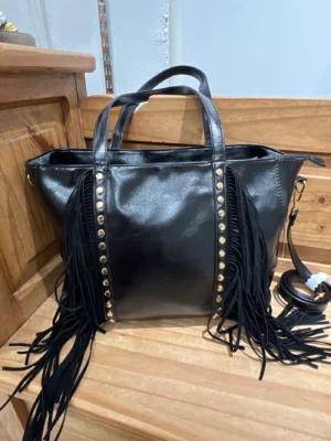 Bolso negro flecos y tachuelas doradas
