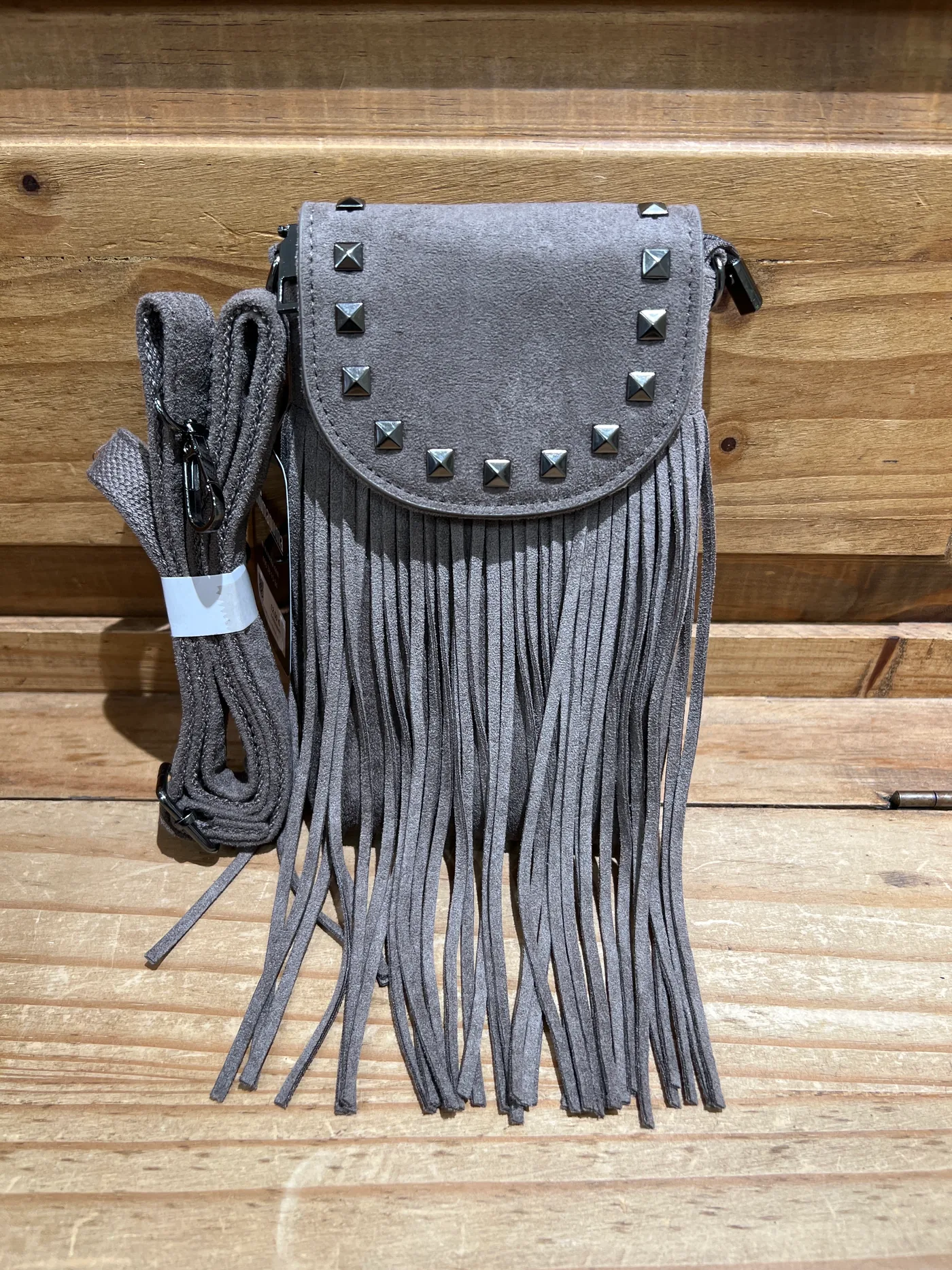 Bolsito antelina con flecos y techuelas gris