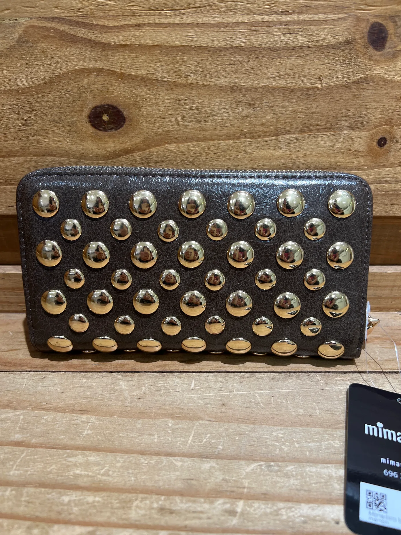 Monedero tachuelas doradas marrón